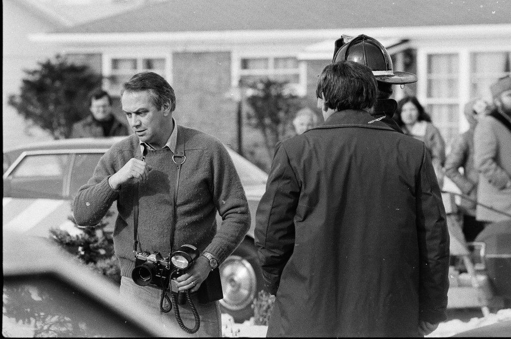 Crowd watches police remove bodies and debris from John Wayne Gacy house - Kevin Horan for Chicago Sun-Times