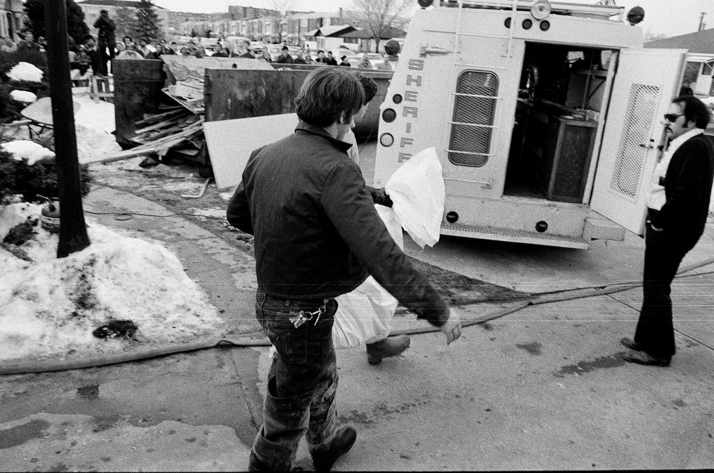 Crowd watches police remove bodies and debris from John Wayne Gacy house - Kevin Horan for Chicago Sun-Times