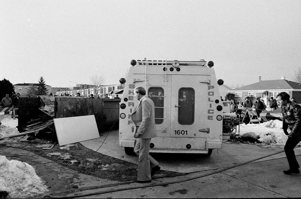 Crowd watches police remove bodies and debris from John Wayne Gacy house - Kevin Horan for Chicago Sun-Times