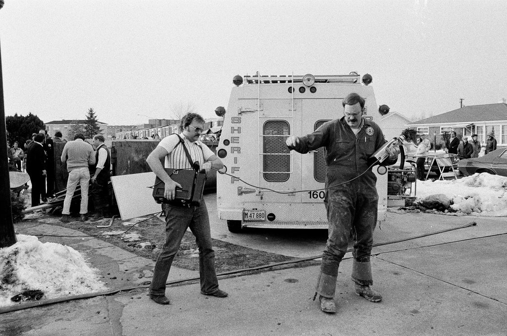 Crowd watches police remove bodies and debris from John Wayne Gacy house - Kevin Horan for Chicago Sun-Times