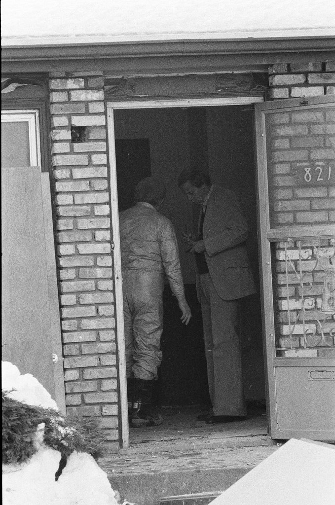 Police removing debris from John Wayne Gacy house - Jim Frost for Chicago Sun-Times