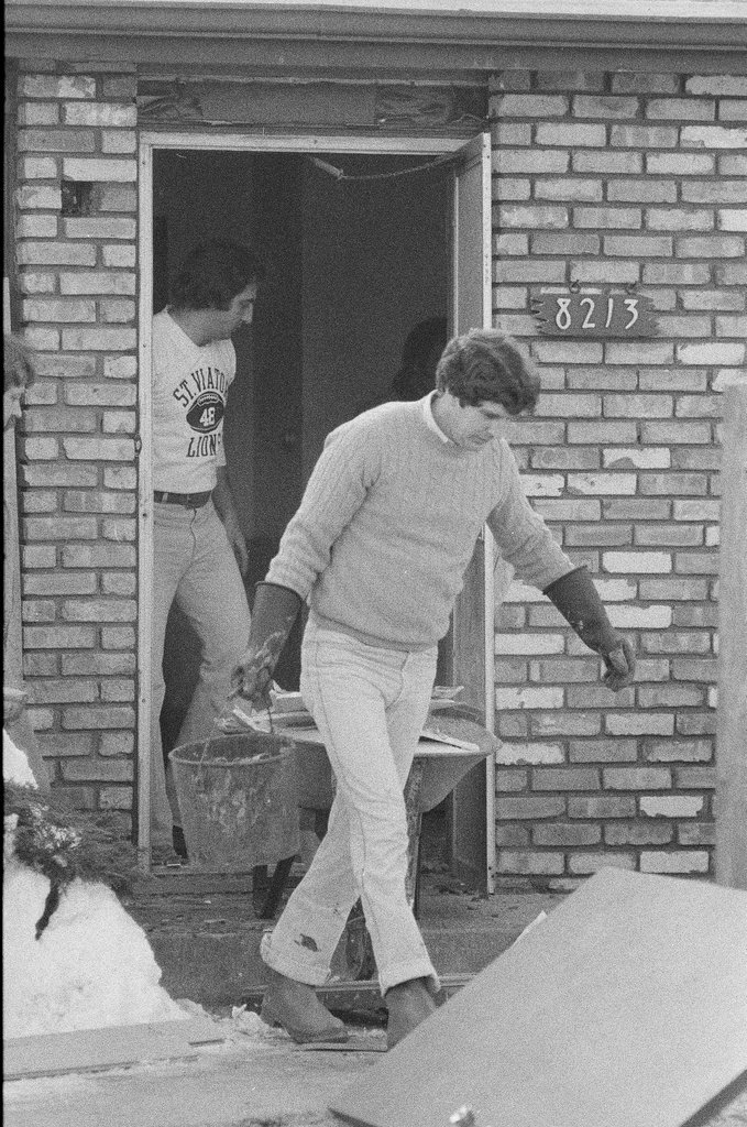 Police removing debris from John Wayne Gacy house - Jim Frost for Chicago Sun-Times