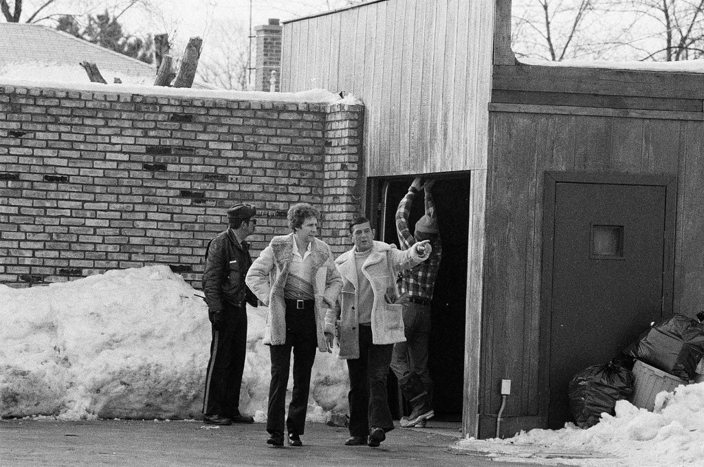 Police removing debris from John Wayne Gacy house - Jim Frost for Chicago Sun-Times