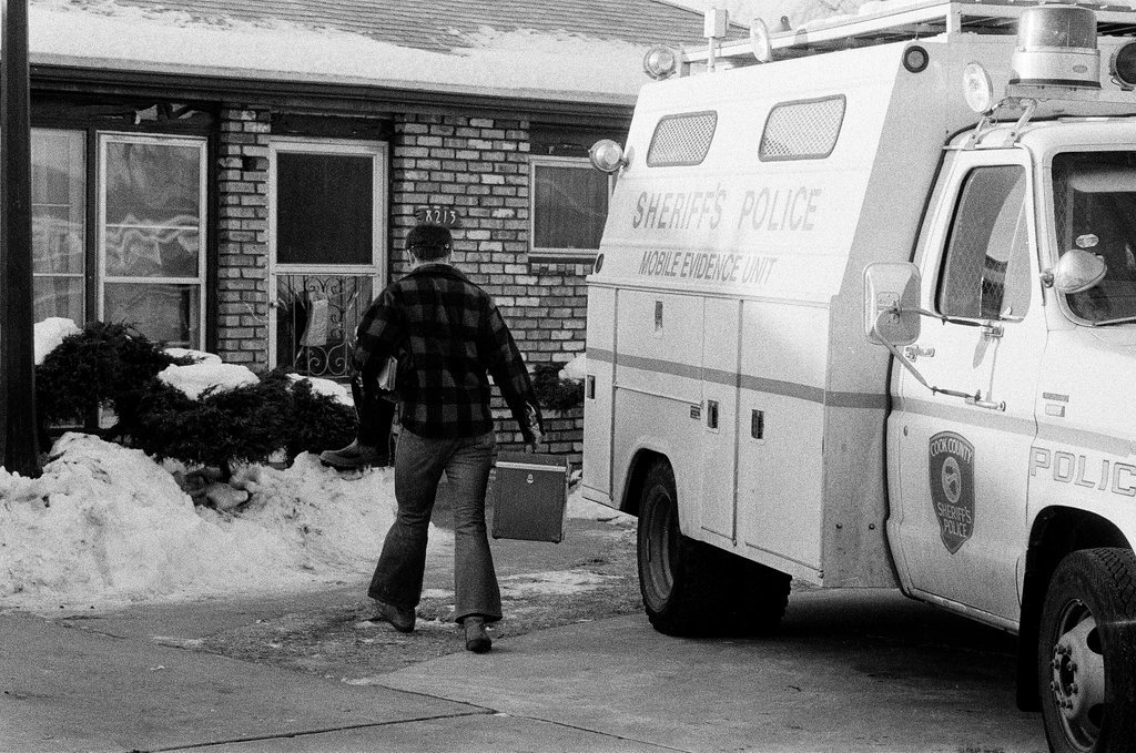 Police removing debris from John Wayne Gacy house - Jim Frost for Chicago Sun-Times