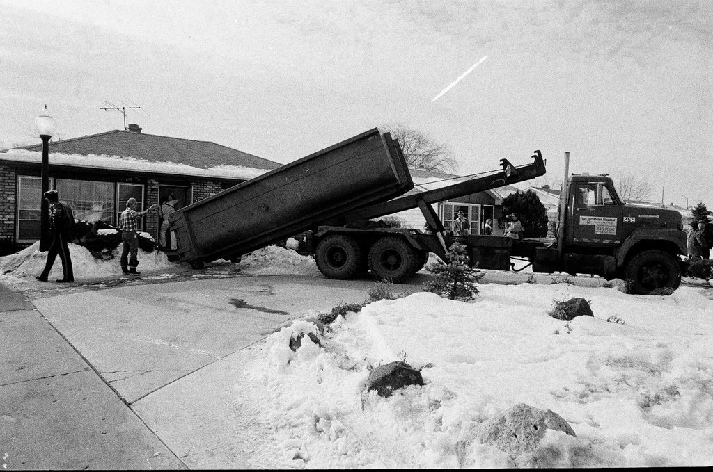 Police removing debris from John Wayne Gacy house - Jim Frost for Chicago Sun-Times