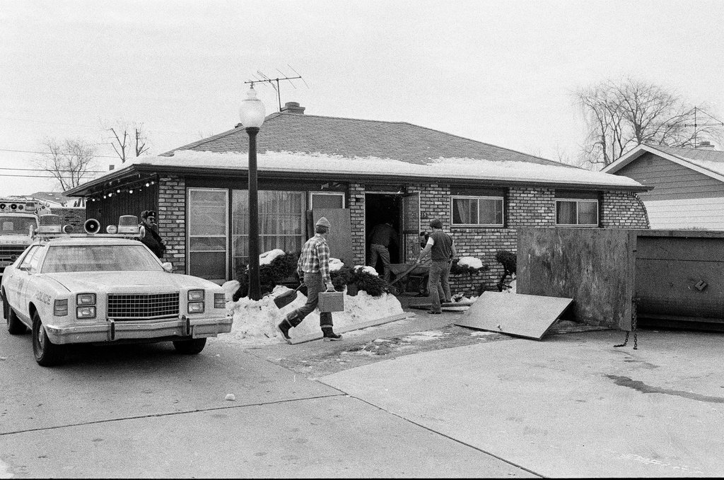 Police removing debris from John Wayne Gacy house - Jim Frost for Chicago Sun-Times