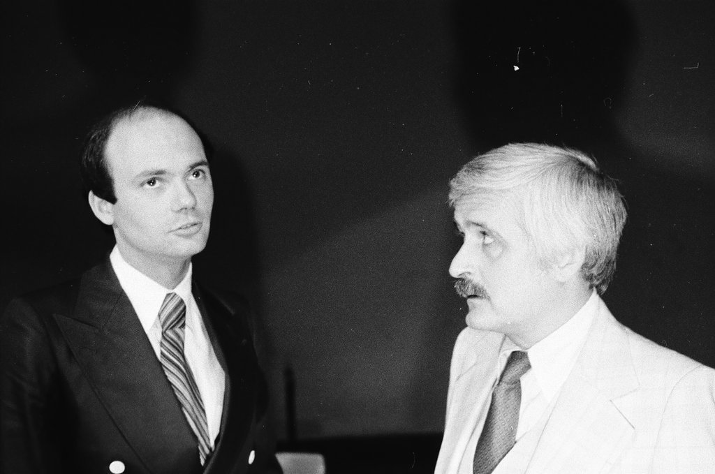Studs Terkel talking with Stephen Schwartz - Ray Burley for Chicago Sun-Times