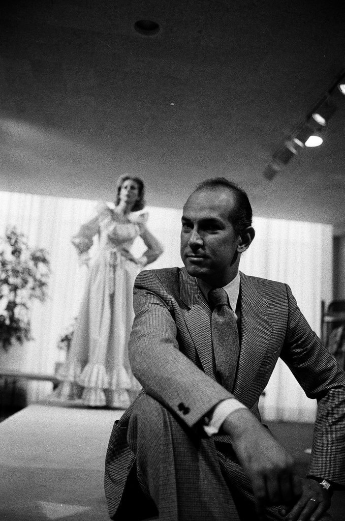 Oscar De La Renta and model - Carmen Reporto for Chicago Sun-Times
