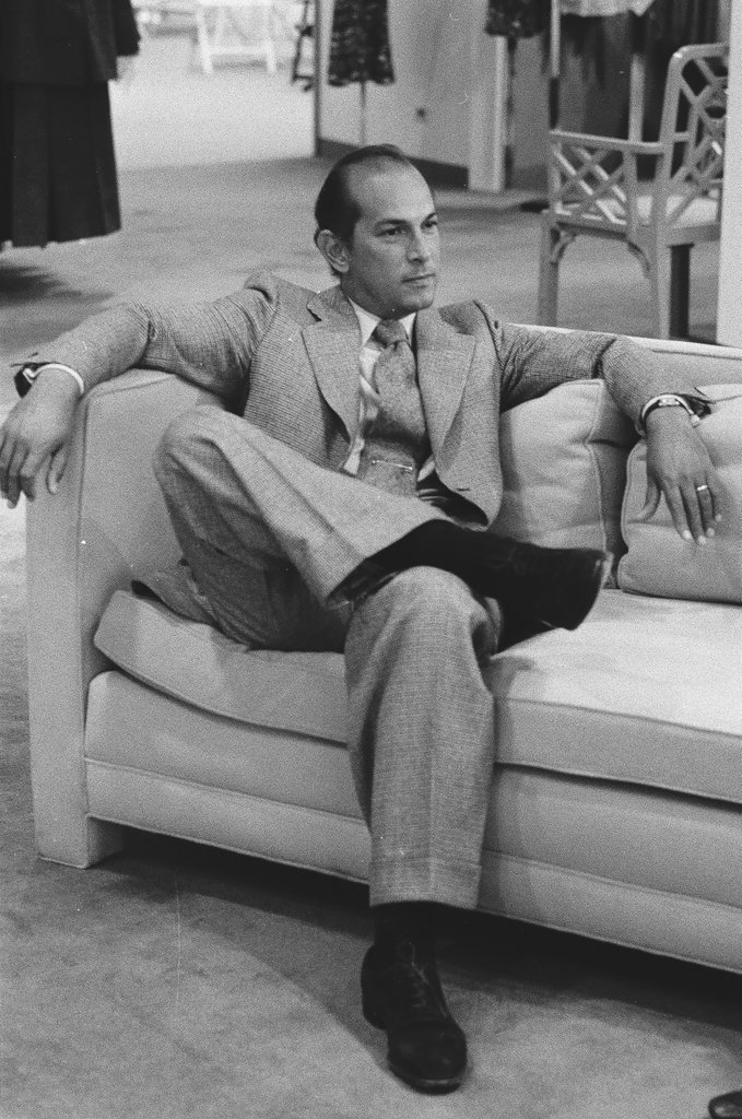 Oscar De La Renta sitting on a couch - Carmen Reporto for Chicago Sun-Times