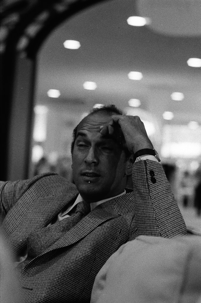 Oscar De La Renta sitting on a couch - Carmen Reporto for Chicago Sun-Times