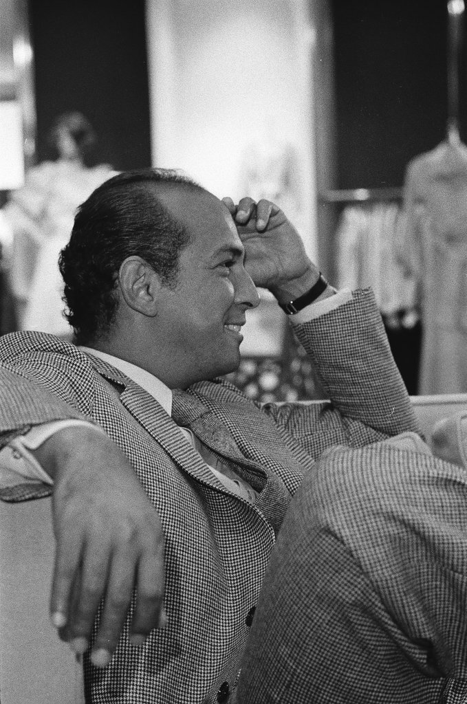 Oscar De La Renta sitting on a couch - Carmen Reporto for Chicago Sun-Times