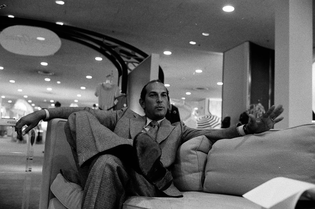 Oscar De La Renta sitting on a couch - Carmen Reporto for Chicago Sun-Times