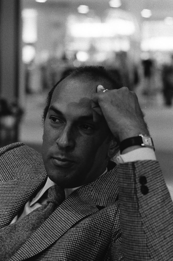 Oscar De La Renta sitting on a couch - Carmen Reporto for Chicago Sun-Times