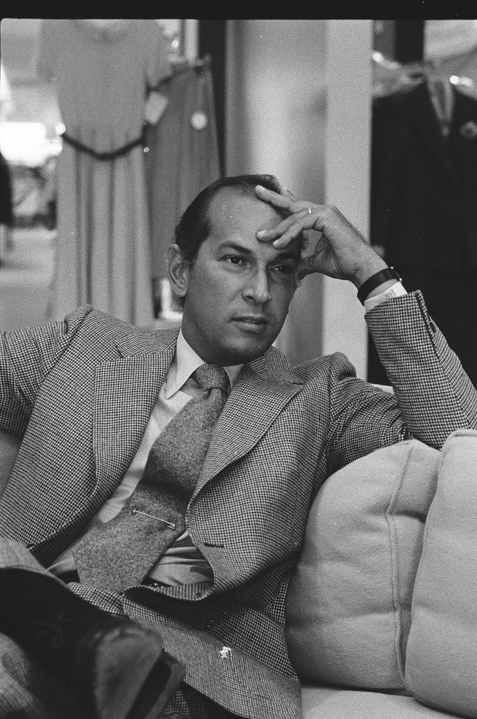 Oscar De La Renta sitting on a couch - Carmen Reporto for Chicago Sun-Times