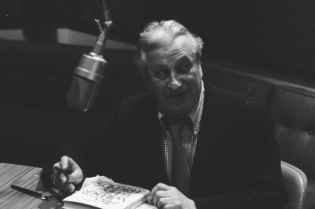 Studs Terkel at work - Carmen Reporto for Chicago Sun-Times