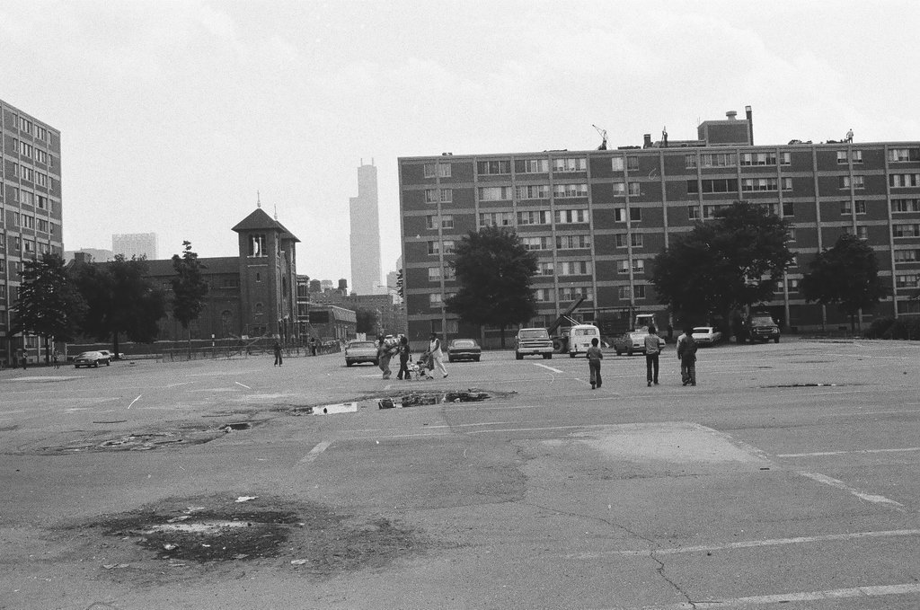 People in and around Cabrini Green housing projects - Chicago Sun-Times
