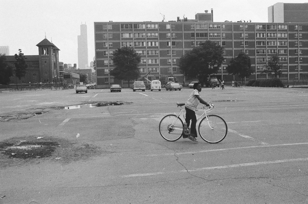 People in and around Cabrini Green housing projects - Chicago Sun-Times