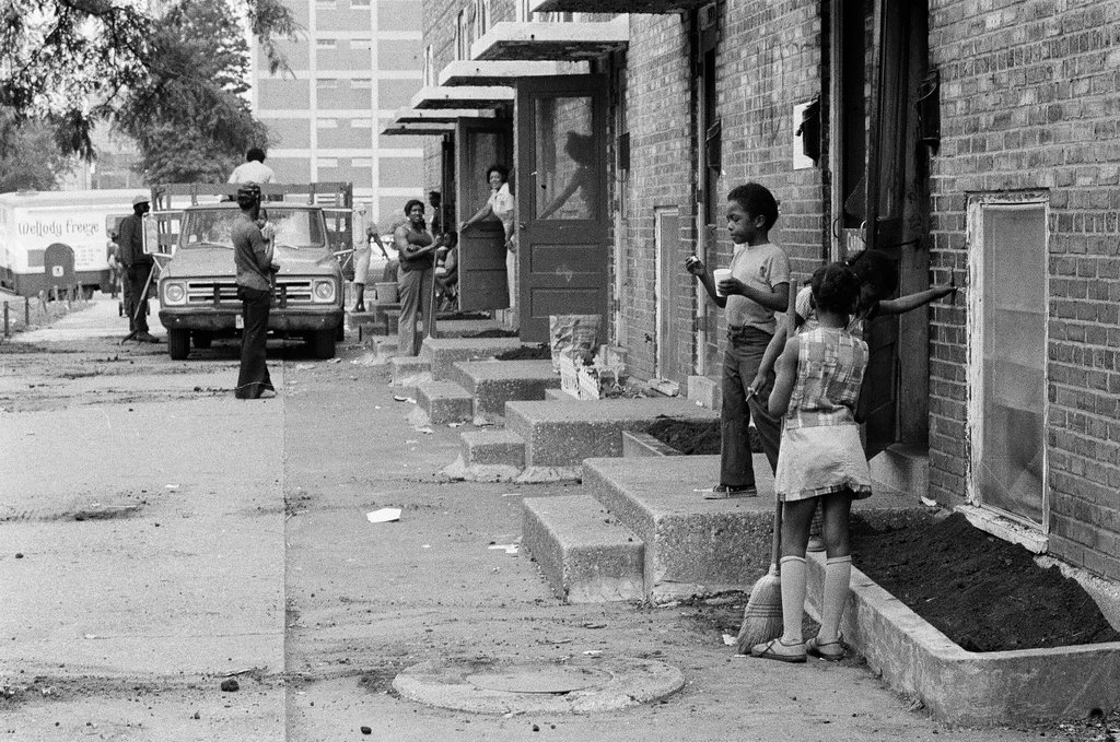 People in and around Cabrini Green housing projects - Chicago Sun-Times