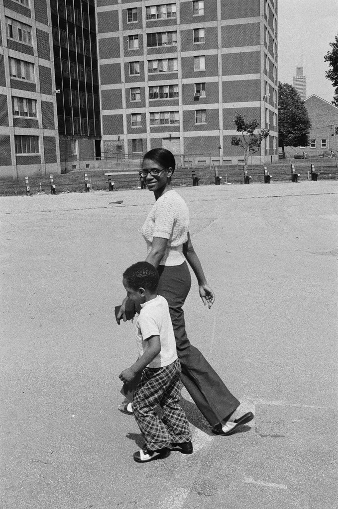 People in and around Cabrini Green housing projects - Chicago Sun-Times