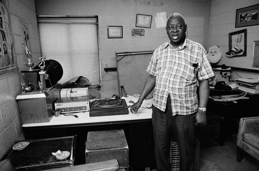 People in and around Cabrini Green housing projects - Chicago Sun-Times