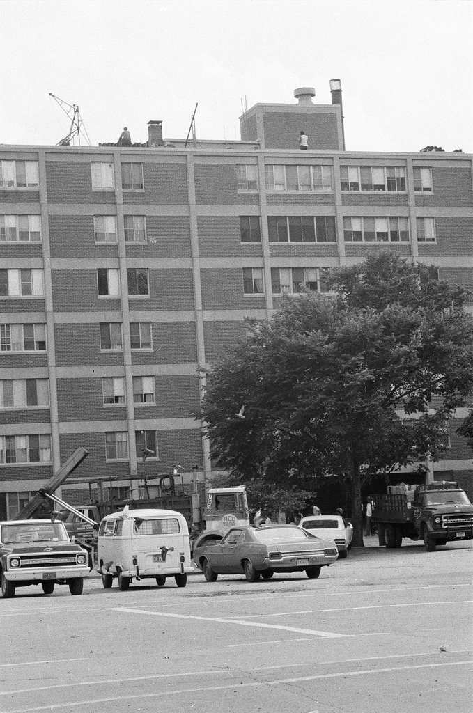 People in and around Cabrini Green housing projects - Chicago Sun-Times