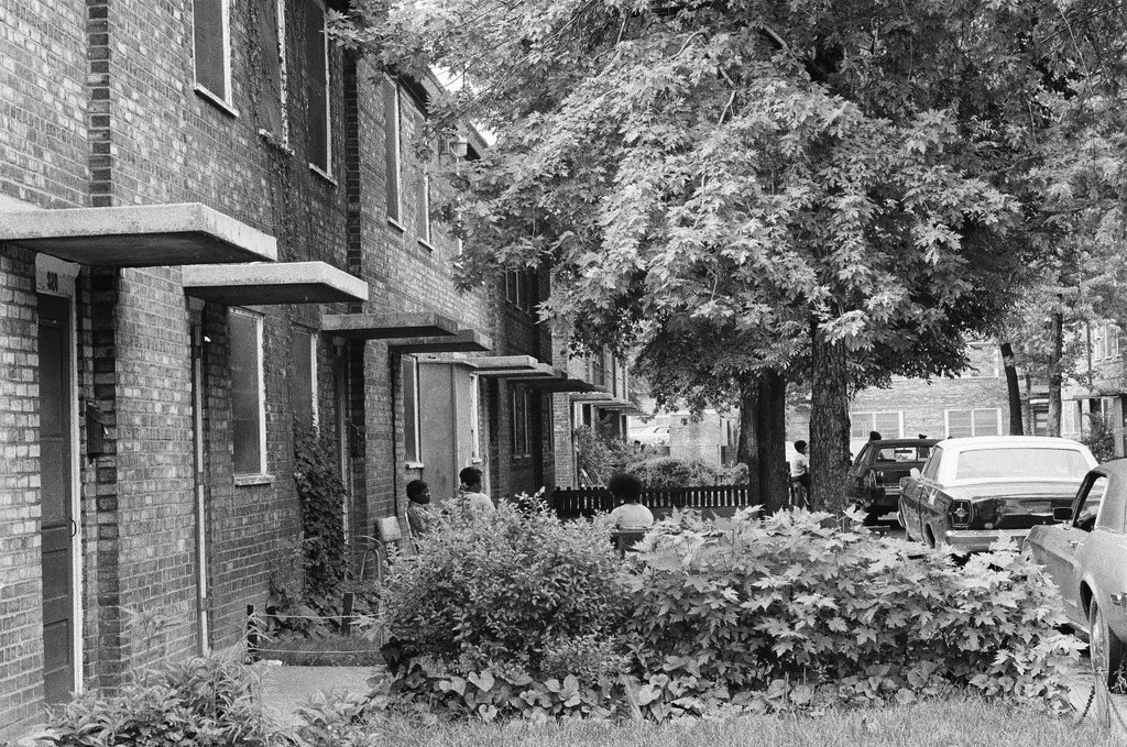 People in and around Cabrini Green housing projects - Chicago Sun-Times