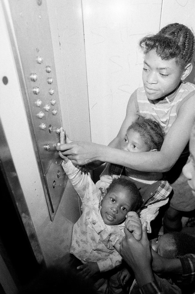 People in and around Cabrini Green housing projects - Chicago Sun-Times