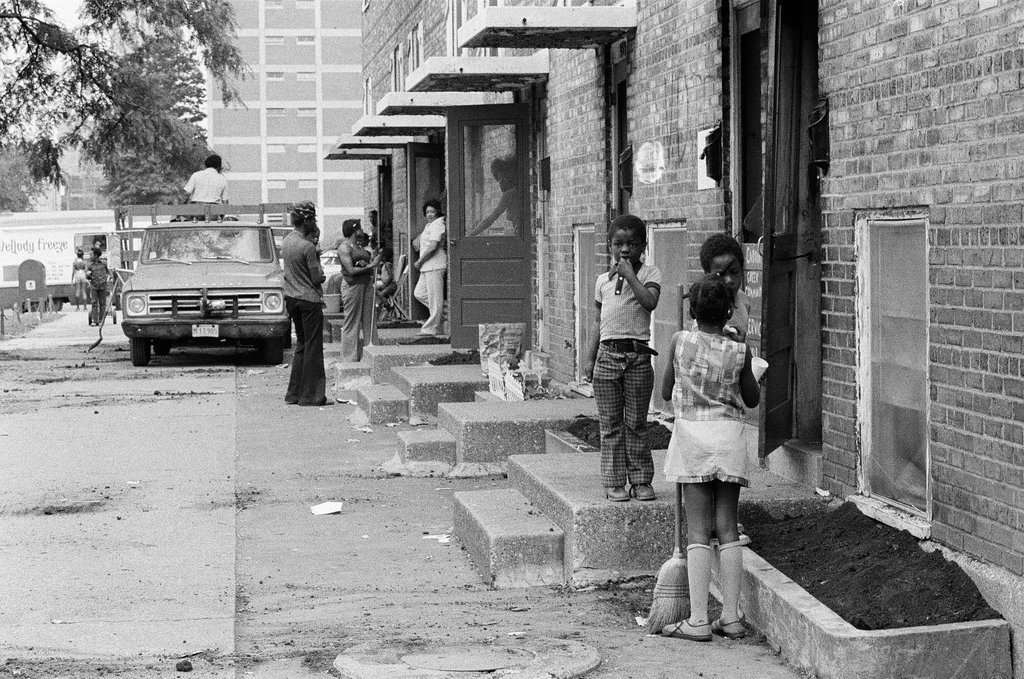 People in and around Cabrini Green housing projects - Chicago Sun-Times