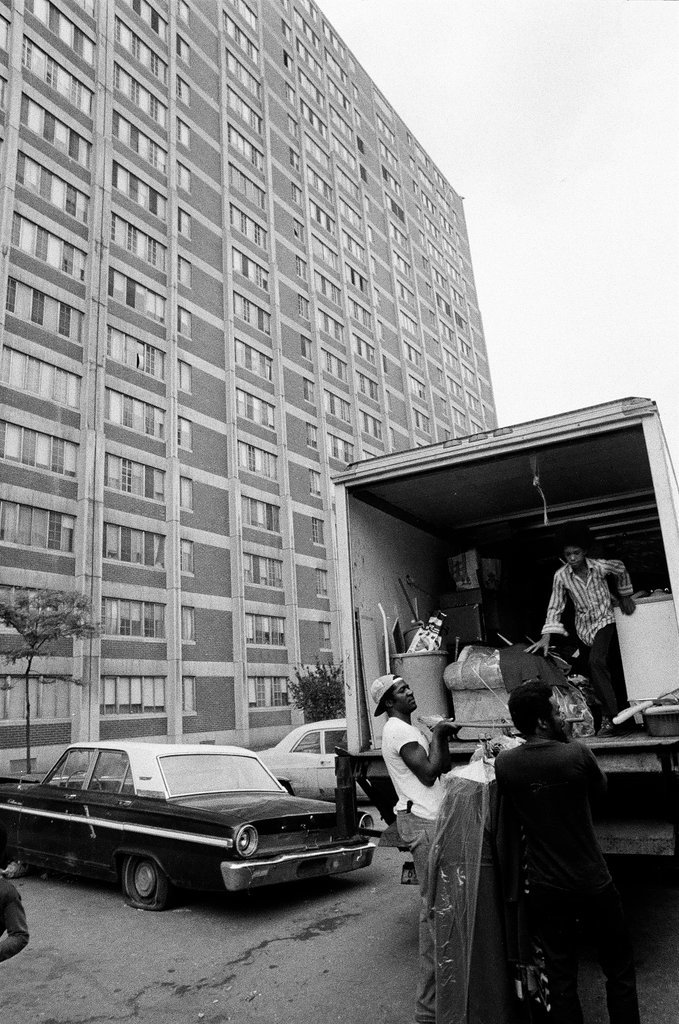 People in and around Cabrini Green housing projects - Chicago Sun-Times
