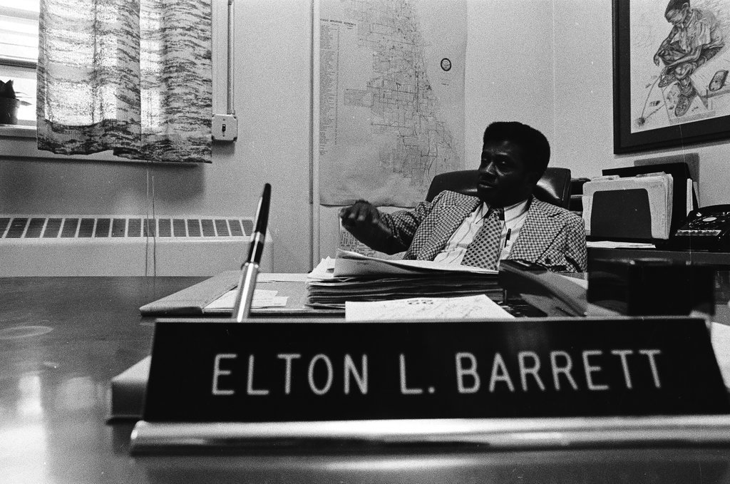 Meeting between management and residents at Altgeld Gardens - Chicago Sun-Times