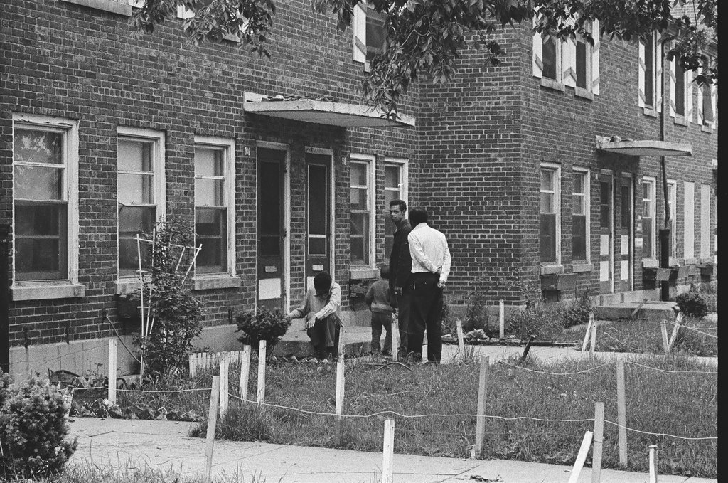 Meeting between management and residents at Altgeld Gardens - Chicago Sun-Times