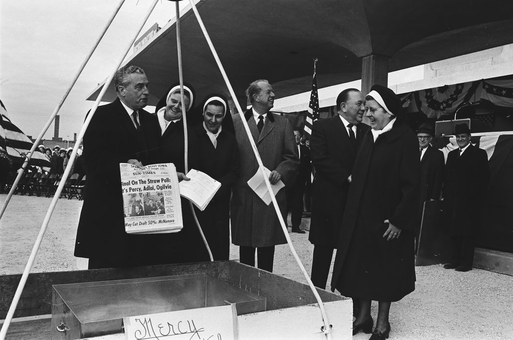 Mercy Hospital topping out ceremony - Chicago Sun-Times