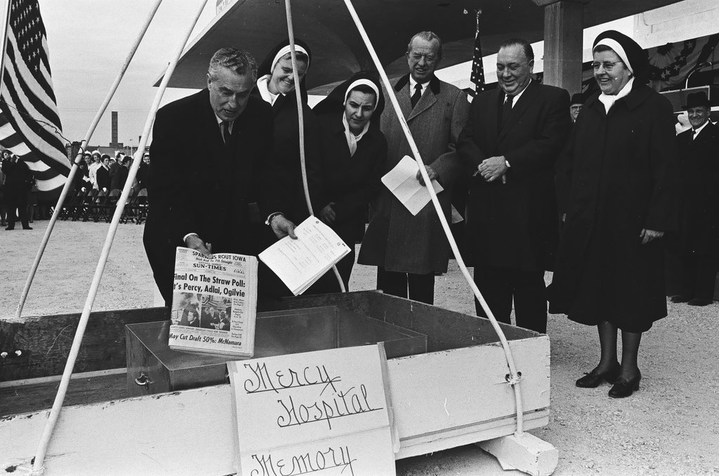 Mercy Hospital topping out ceremony - Chicago Sun-Times