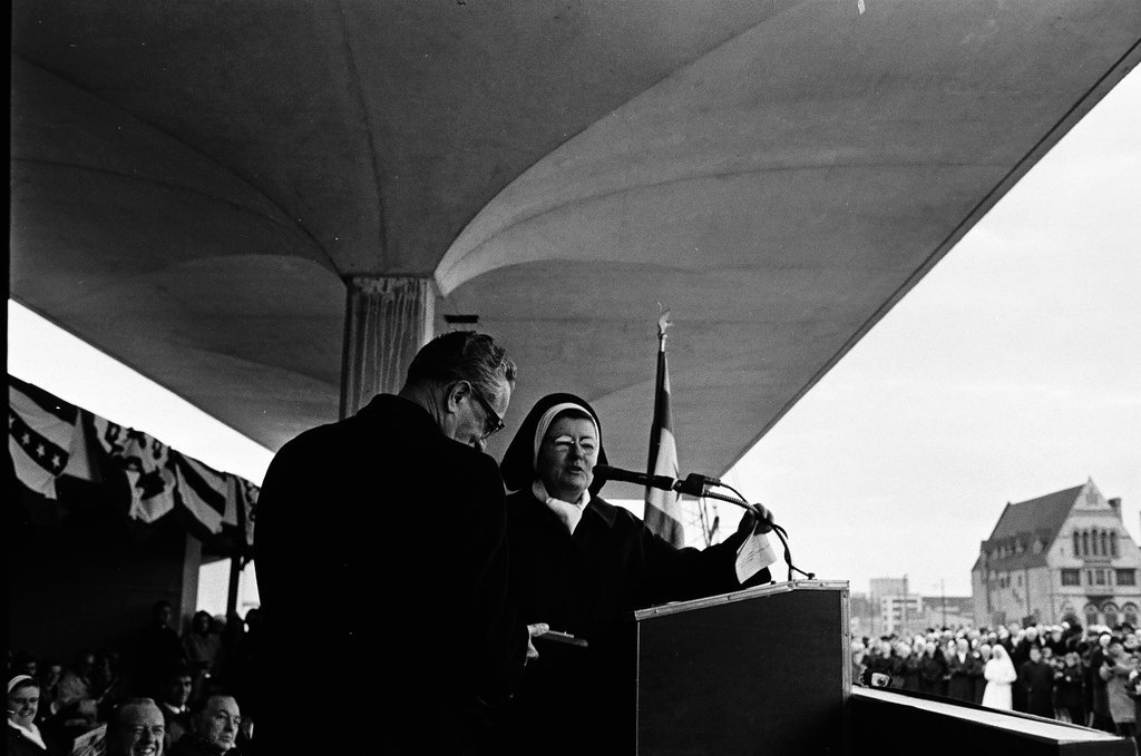 Mercy Hospital topping out ceremony - Chicago Sun-Times