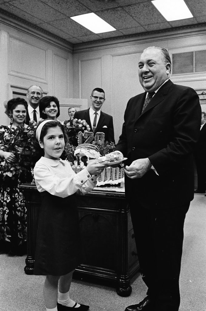 Girls present cake to Mayor Daley - Chicago Sun-Times