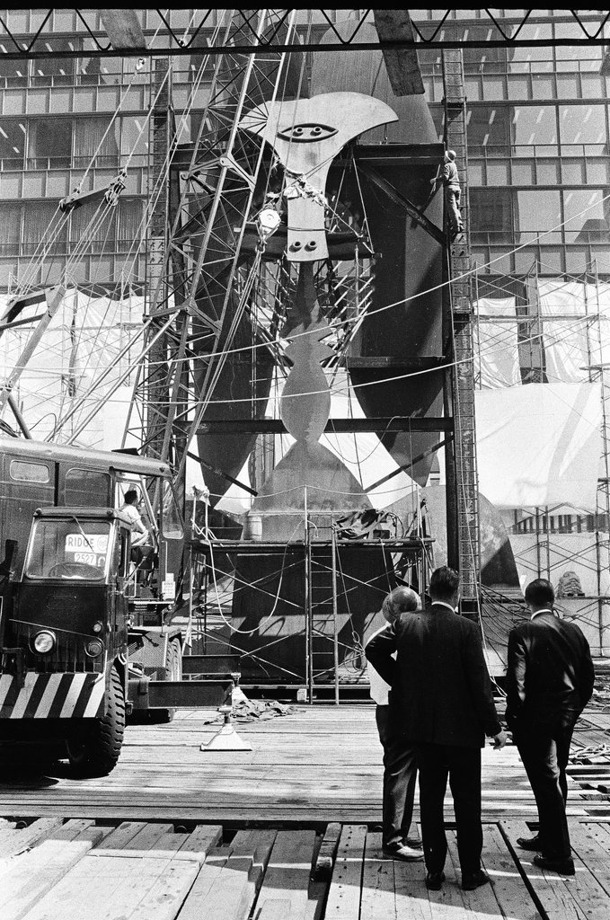 Construction of Picasso statue - Chicago Sun-Times