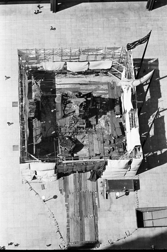 Picasso sculpture construction - Chicago Sun-Times