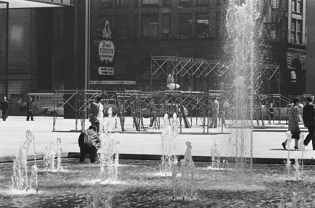 Picasso sculpture scaffolding - Chicago Sun-Times