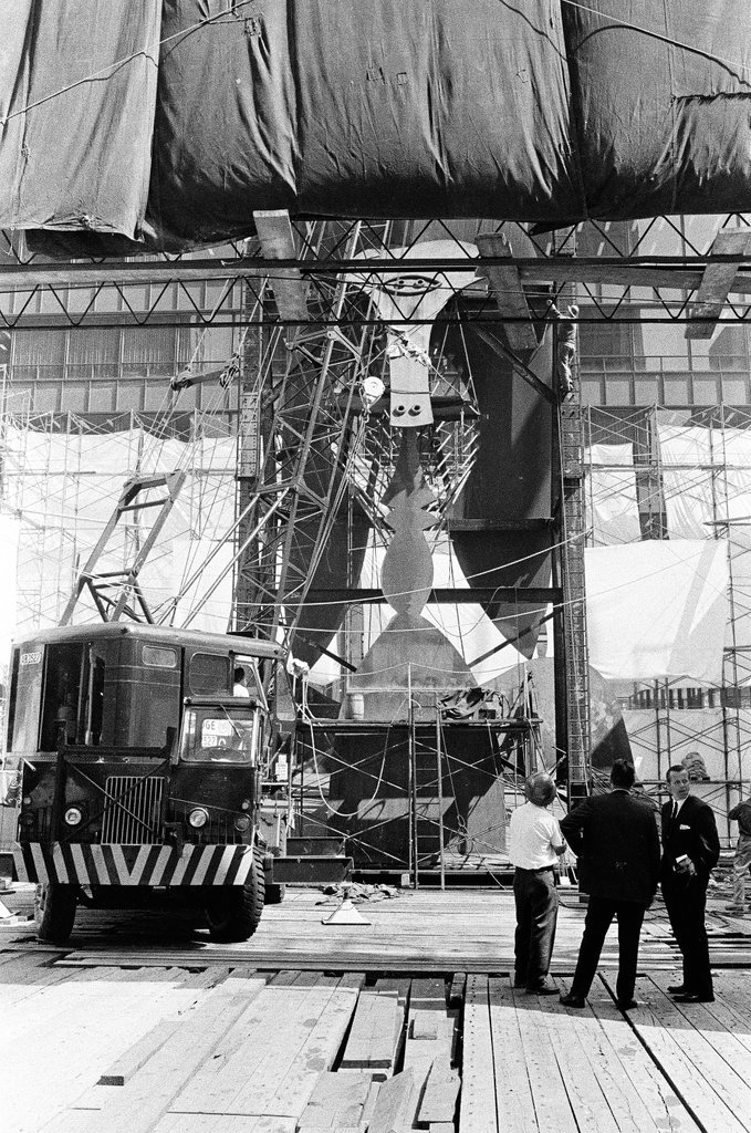 Construction of Picasso statue - Chicago Sun-Times