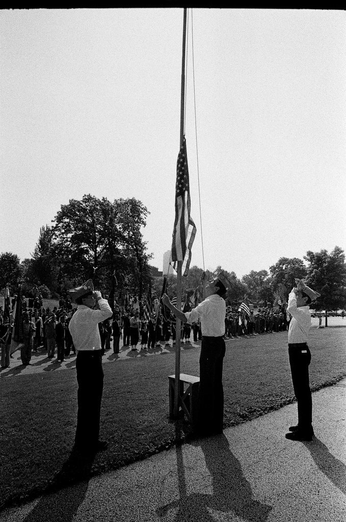 Memorial Day parade and services in Graceland Cemetery - Chicago Sun-Times