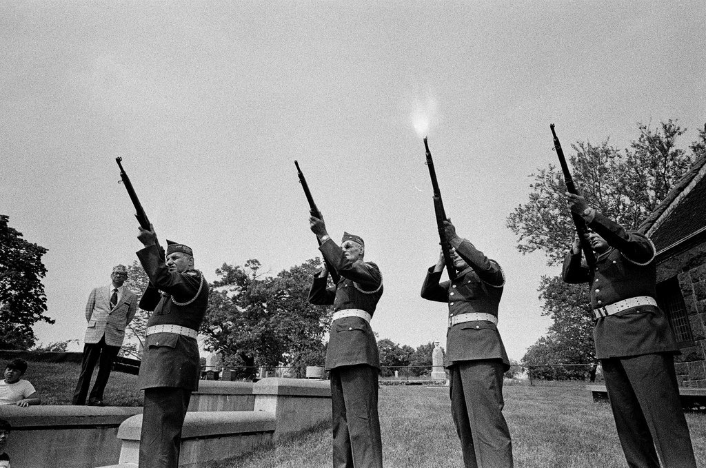 Memorial Day parade and services in Graceland Cemetery - Chicago Sun-Times