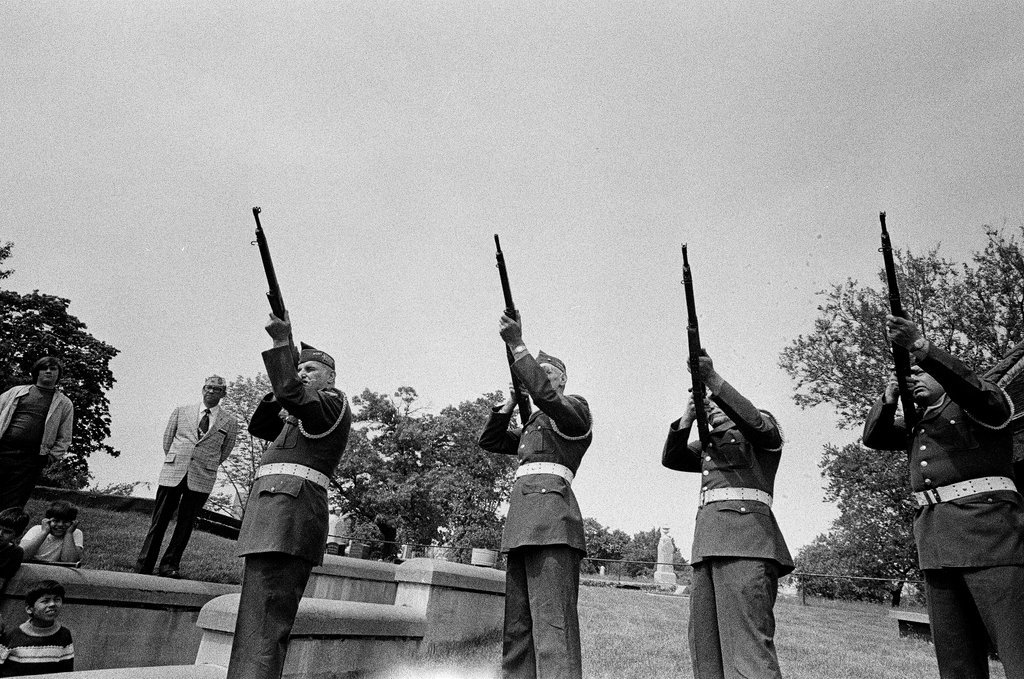 Memorial Day parade and services in Graceland Cemetery - Chicago Sun-Times