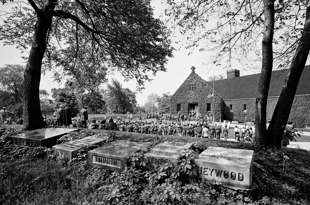 Memorial Day parade and services in Graceland Cemetery - Chicago Sun-Times