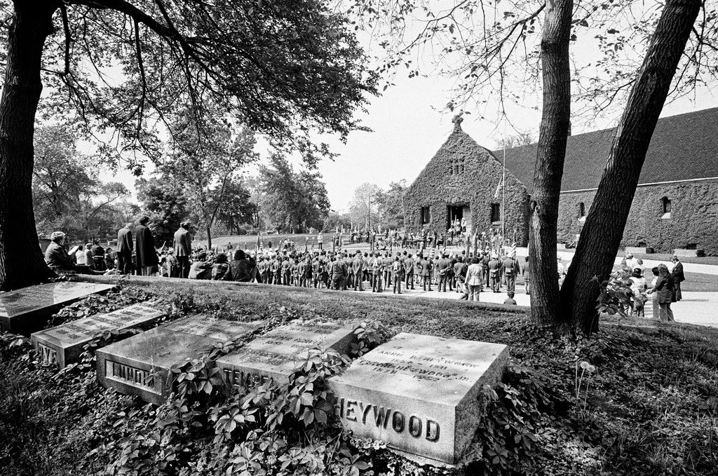 Memorial Day parade and services in Graceland Cemetery - Chicago Sun-Times