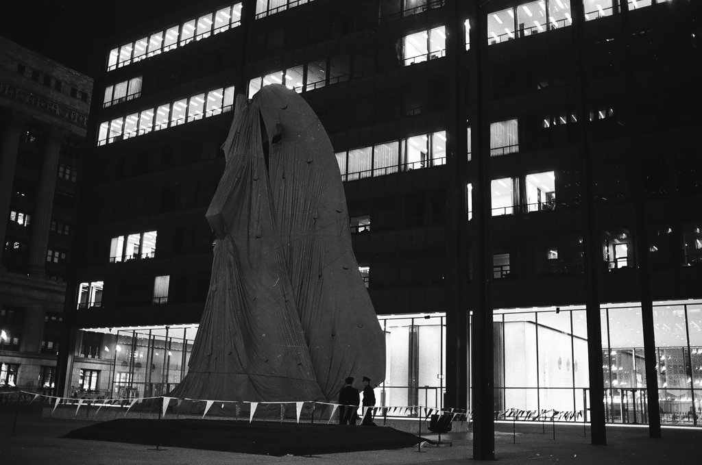 Picasso sculpture draped for the dedication ceremony - Chicago Sun-Times