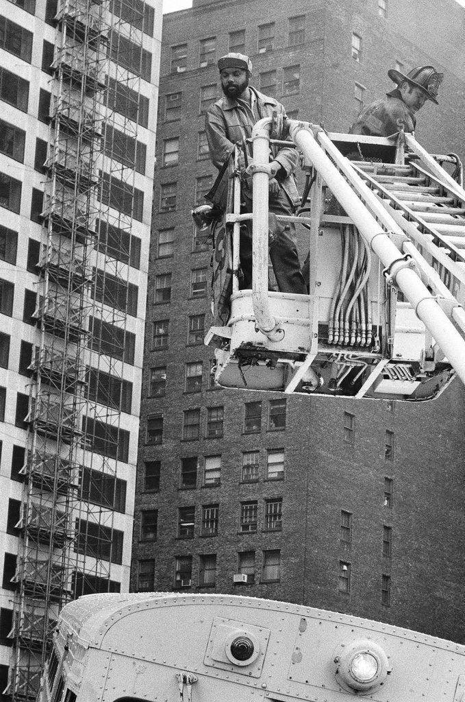 Elevated train derailment at Lake Street and Wells Street - Chicago Sun-Times