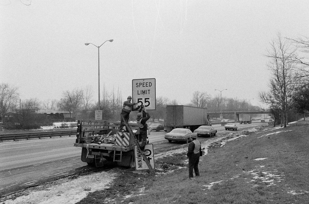 Speed limit sign being installed on Edens Expressway - Chicago Sun-Times