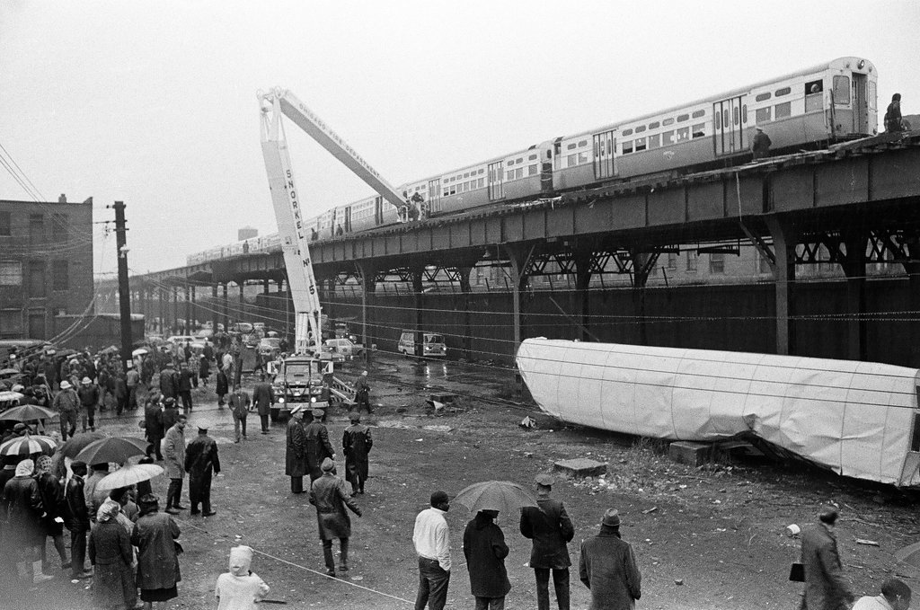 Elevated train collision at 40th Street and Indiana Avenue - Chicago Sun-Times