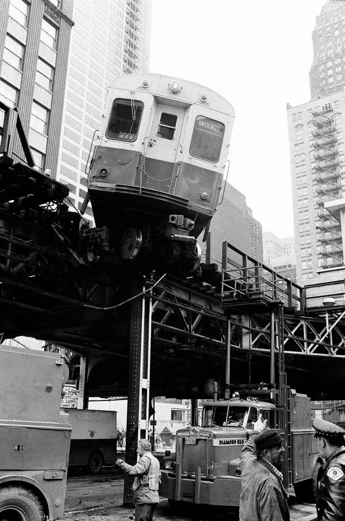 Elevated train derailment at Lake Street and Wells Street - Chicago Sun-Times