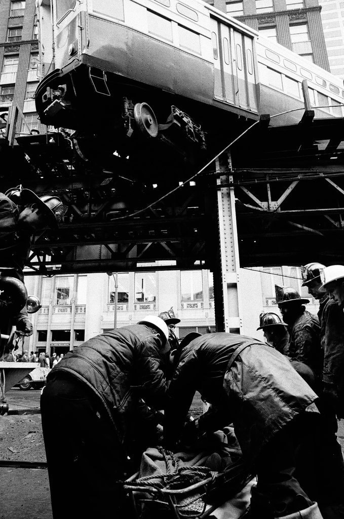 Elevated train derailment at Lake Street and Wells Street - Chicago Sun-Times
